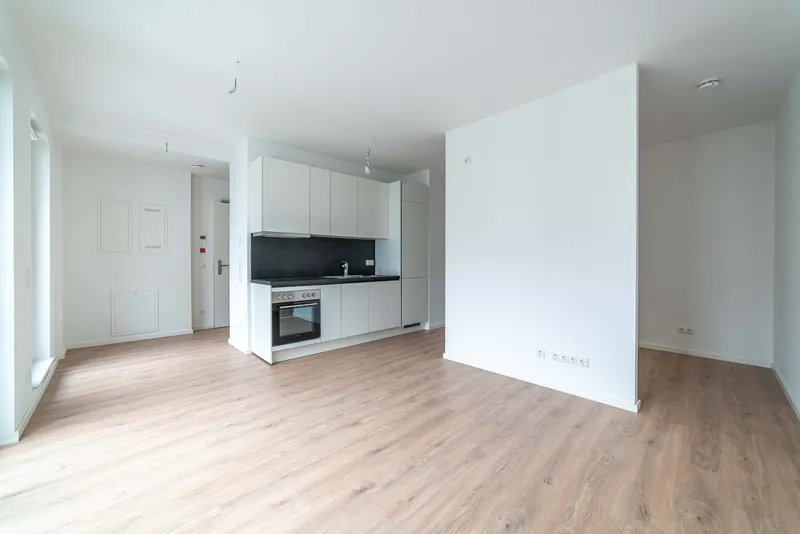 Courtyard-Facing Manhattan-Style Studio with Balcony Apt 235 — photo 1
